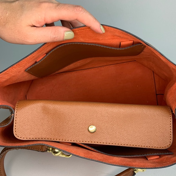 London Fog Classic Faux Leather shoulder purse - Picture 4 of 5